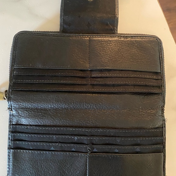 Fossil wallet, barely used. - Picture 2 of 3
